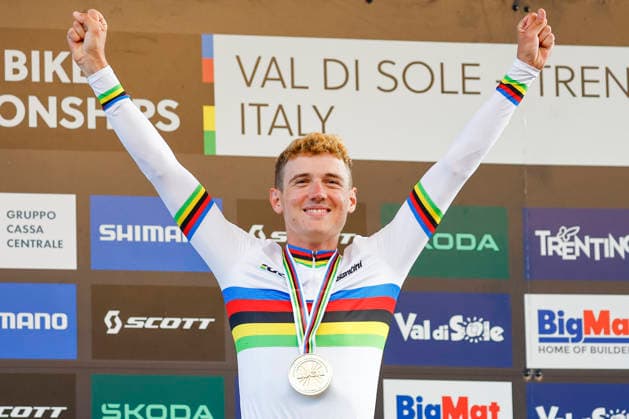 TRENTO, ITALY, AUGUST 27: Adrien Yves Claude Boichis of France celebrates his gold medal during the UCI Mountain Bike World Championships—Men s Elite Cross-Country Short Track—at Val di Sole on August 27, 2026, in Trento, Italy Copyright: xJustPictures.ch FrancescoxMinghettix jp-en-EuSpIm-_NG_0337