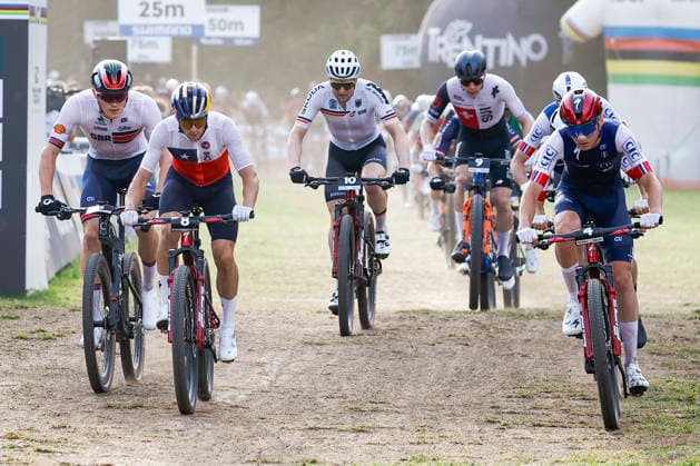 TRENTO, ITALY, AUGUST 27: From left to right: Charlie Aldridge of Great Britain, Martin Vidaurre Kossmann of Chile, Luca Schwarzbauer of Germany, Dario Lillo of Switzerland, and Adrien Yves Claude Boichis of France crossing the finish line after the first lap during the UCI Mountain Bike World Championships—Men’s Elite Cross-Country Short Track—at Val di Sole on August 27, 2026, in Trento, Italy Copyright: xJustPictures.ch FrancescoxMinghettix jp-en-EuSpIm-JP6_FRM_UCIWC_MenShort_27_Aug_00002