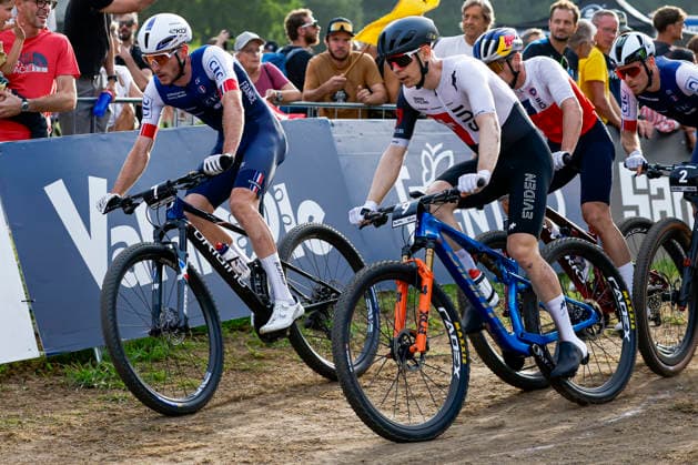 TRENTO, ITALY, AUGUST 27: Mathis Azzaro of France (left) and Dario Lillo of Switzerland (right) in action during the UCI Mountain Bike World Championships—Men s Elite Cross-Country Short Track—at Val di Sole on August 27, 2026, in Trento, Italy Copyright: xJustPictures.ch FrancescoxMinghettix jp-en-EuSpIm-JP6_FRM_UCIWC_MenShort_27_Aug_00006