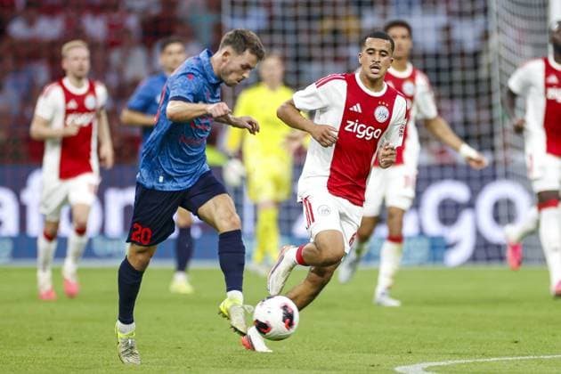 AMSTERDAM , 27-08-2026 , JohanCruijff ArenA , season 2026 2027 , UEFA Conference League play-off football . Match between Ajax and FC Sion, Picture shows FC Sion player Nias Hefti and Ajax player Abdellah Ouazane Ajax - Sion  x206095873x Copyright: