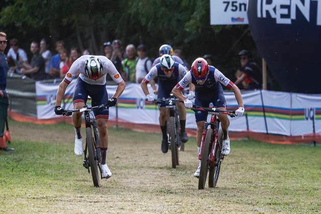 TRENTO, ITALY, AUGUST 27: Charlie Aldridge of Great Britain (L) battles Adrien Yves Claude Boichis of France over the final 50 meters during the UCI Mountain Bike World Championships—Men’s Elite Cross-Country Short Track—at Val di Sole on August 27, 2026, in Trento, Italy Copyright: xJustPictures.ch FrancescoxMinghettix jp-en-EuSpIm-JP6_FRM_UCIWC_MenShort_27_Aug_00015