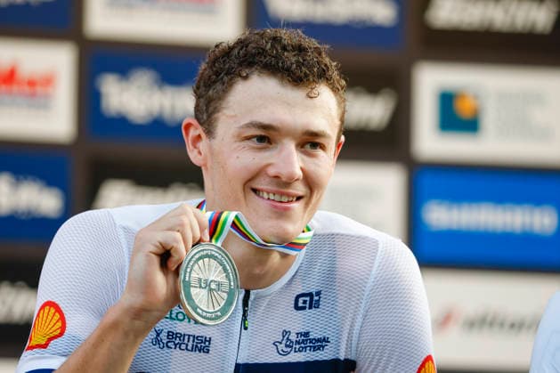 TRENTO, ITALY, AUGUST 27 Charlie Aldridge of Great Britain shows off his silver medal during the UCI Mountain Bike World Championships—Men s Elite Cross-Country Short Track—at Val di Sole on August 27, 2026, in Trento, Italy Copyright: xJustPictures.ch FrancescoxMinghettix jp-en-EuSpIm-_NG_0407