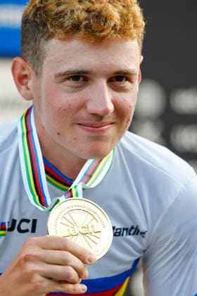 TRENTO, ITALY, AUGUST 27: Adrien Yves Claude Boichis of France displays his gold medal during the UCI Mountain Bike World Championships—Men s Elite Cross-Country Short Track—at Val di Sole on August 27, 2026, in Trento, Italy Copyright: xJustPictures.ch FrancescoxMinghettix jp-en-EuSpIm-_NG_0408
