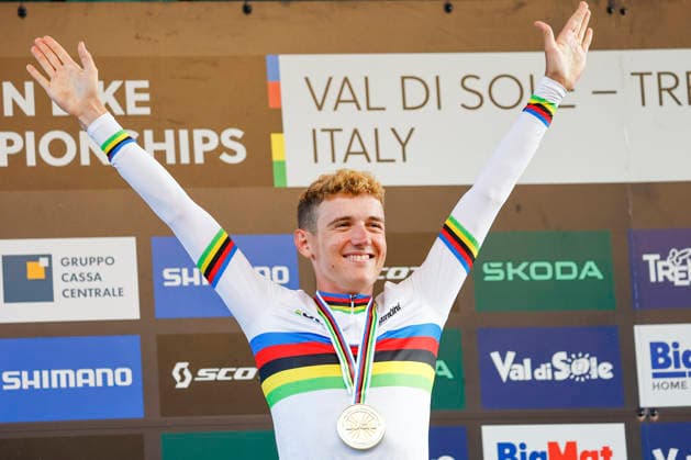 TRENTO, ITALY, AUGUST 27 — Adrien Yves Claude Boichis of France celebrates his gold medal during the UCI Mountain Bike World Championships—Men’s Elite Cross-Country Short Track—at Val di Sole on August 27, 2026, in Trento, Italy Copyright: xJustPictures.ch FrancescoxMinghettix jp-en-EuSpIm-_NG_0344