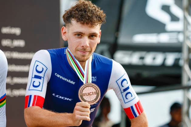 TRENTO, ITALY, AUGUST 27: Luca Martin of France displays his bronze medal during the UCI Mountain Bike World Championships—Men s Elite Cross-Country Short Track—at Val di Sole on August 27, 2026, in Trento, Italy Copyright: xJustPictures.ch FrancescoxMinghettix jp-en-EuSpIm-_NG_0419
