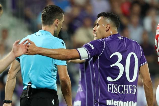 27.August.2026 - SOCCER - 2026 27 UEFA Conference League Play-offs, 2nd Leg, FK Austria Wien vs Sporting Braga referee Nikola Dabanovic ( MNE ) and Manfred Fischer (Austria Wien) discuss the penalty incident. Vienna Franz-Horr-Stadion (Generali-Arena) Vienna Austria Copyright: xYigitxOermex xPsxImagesxYigitxOermex xPsxImagesx