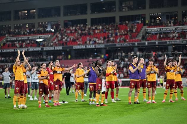 Motherwell applaud the away support after the full time whistle Freiburg v Motherwell, UEFA Conference League, Play-Off Round, Second Leg, Football, Europa-Park-Stadion, Freiburg, Germany - 27 Aug 2026Freiburg Europa-Park-Stadion Germany  Copyright: xMaxxKrause Shutterstockx 17118930dt