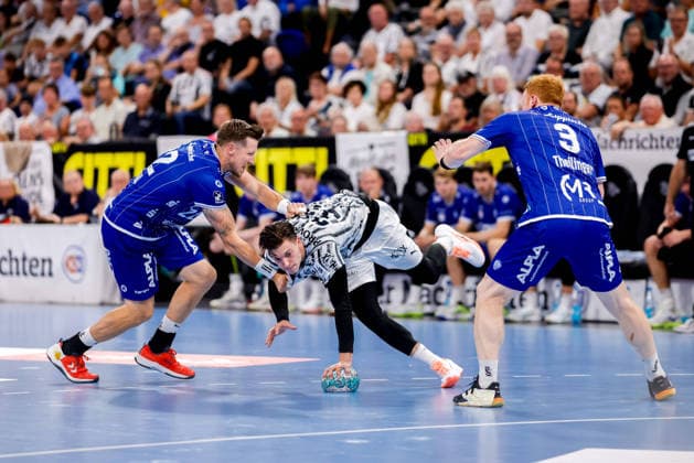 Kiel, August 27, 2026 Handball, 2026-27 Bundesliga 1, THW Kiel vs. TBV Lemgo Lippe: Adam Nyfjäll (TBV Lemgo Lippe, 22), Domen Makuc (THW Kiel, 35), Nicolai Theilinger (TBV Lemgo Lippe), 3
