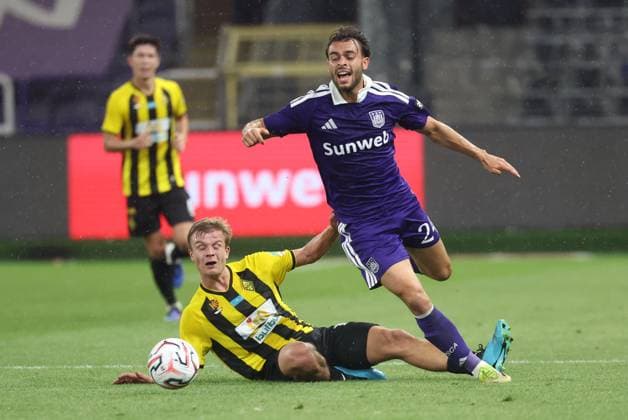 Anderlecht s Enric Llansana pictured in action during a soccer game between Belgian soccer team RSC Anderlecht and Kazakh Kairat Almaty, Thursday 27 August 2026 in Brussels, in on the return leg of the play-off round for the UEFA Europa League phase. VIRGINIExLEFOUR  x184508616x