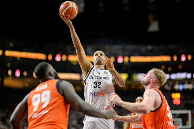 Johannes Thiemann (Deutschland) in Aktion, Wurf, l. Nathan Kuta (Niederlande). Basketball Männer FIBA WM-Qualifikationsspiel, Second Round Group K, Deutschland - Niederlande, am 27.08.2026 in Köln Deutschland LanxessArena *** Johannes Thiemann, Germany in Action, shot, by Nathan Kuta, Netherlands Men s Basketball FIBA World Cup Qualifier, Second Round, Group K, Germany vs. Netherlands, on August 27, 2026, at the LanxessArena in Cologne, Germany