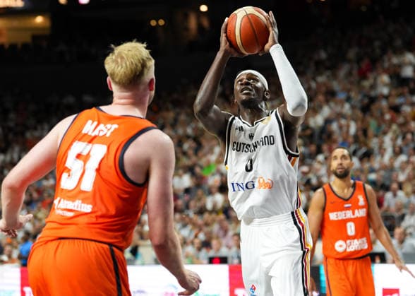 Isaac Bonga (Deutschland, 0) schiesst den Ball. GER, Deutschland vs Niederlande, Basketball, Länderspiel, World Cup European Qualifiers, LANXESS arena, Köln, 27.08.2026 Foto: HMB Media Scott W. Coleman Köln LANXESS arena Nordrhein-Westfalen GER Copyright: xScottxW.xColemanx