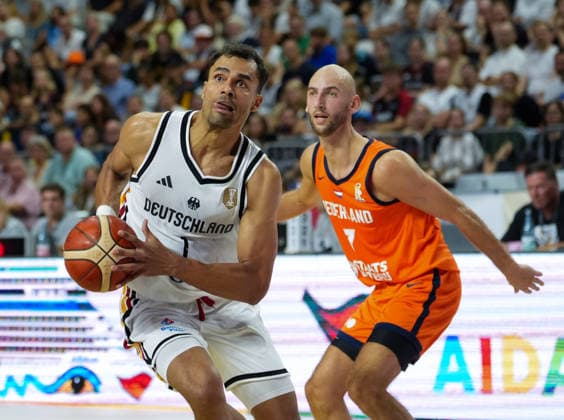 Oscar Da Silva (Deutschland, 1) bewegt den Ball. Marijn Ververs (Niederlande, 7) ist im Hintergrund. GER, Deutschland vs Niederlande, Basketball, Länderspiel, World Cup European Qualifiers, LANXESS arena, Köln, 27.08.2026 Foto: HMB Media Scott W. Coleman Köln LANXESS arena Nordrhein-Westfalen GER Copyright: xScottxW.xColemanx