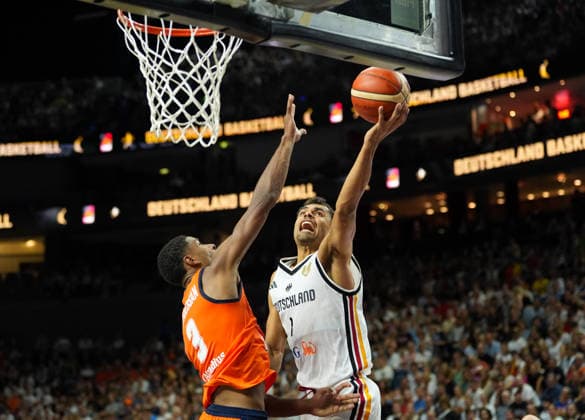 Oscar Da Silva (Deutschland, 1) zieht gegen David N’Guessan (Niederlande, 3) zum Korb und schliesst ab. GER, Deutschland vs Niederlande, Basketball, Länderspiel, World Cup European Qualifiers, LANXESS arena, Köln, 27.08.2026 Foto: HMB Media Scott W. Coleman Köln LANXESS arena Nordrhein-Westfalen GER Copyright: xScottxW.xColemanx
