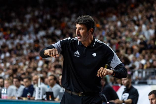 August 27, 2026, GER, FIBA 2027 Basketball World Cup, European Qualifiers, Cologne, Germany vs. Turkey; Álex Mumbru, coach of Germany, gestures; Cologne, LANXESS Arena, North Rhine-Westphalia, Germany