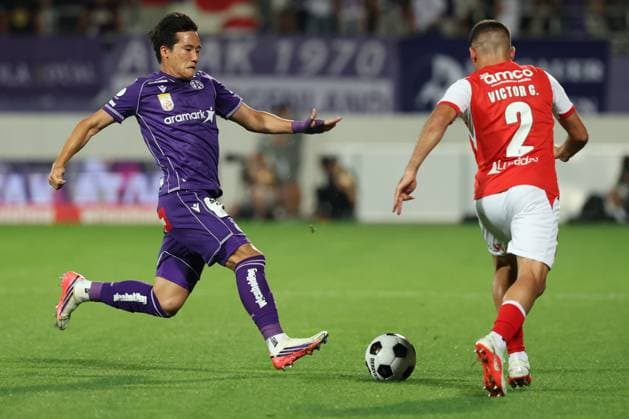 27.August.2026 - SOCCER - 2026 27 UEFA Conference League Play-offs, 2nd Leg, FK Austria Wien vs Sporting Braga Tae-seok Lee (Austria Wien) and Victor Gomez (SC Braga) in one-on-one Vienna Franz-Horr-Stadion (Generali-Arena) Vienna Austria Copyright: xYigitxOermex xPsxImagesxYigitxOermex xPsxImagesx