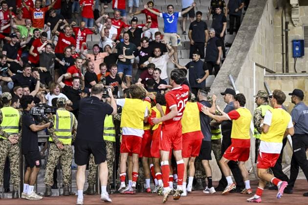 BAKU - FC Twente players celebrate the 1-4 during the UEFA Conference League play-off match between Qarabag FK and FC Twente at the Tofiq Bahramov Republican Stadium on August 27, 2026, in Baku, Azerbaijan. ROMAN ISMAILOV ANP xVIxANPxSportx xxANPxIVx 566388726 originalFilename: 566388726.jpg