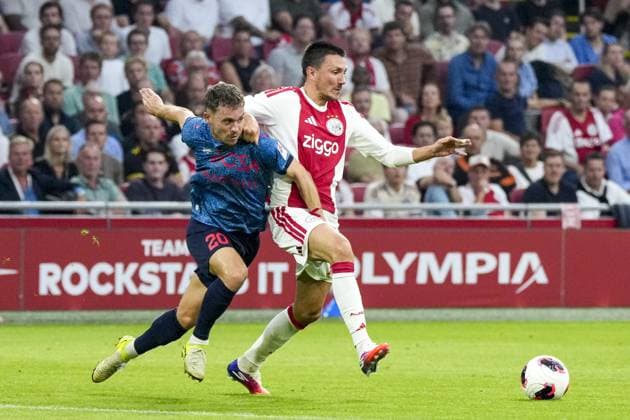 AMSTERDAM , 27-08-2026 , JohanCruijff ArenA , season 2026 2027 , UEFA Conference League play-off football . Match between Ajax and FC Sion, Picture shows FC Sion player Nias Hefti and Ajax player Steven Berghuis Ajax - Sion  x206096573x Copyright: