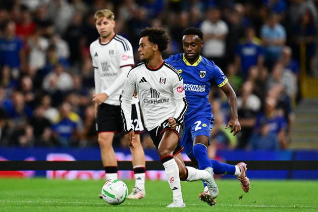 Fulham v AFC Wimbledon, EFL Cup Fulham midfielder Oscar Bobb (14) sprints forward with the ball under pressure from AFC Wimbledon defender Stephen Sessegnon (2) during the EFL Cup match between Fulham and AFC Wimbledon at Craven Cottage, London, UK on 27 August 2026. London Craven Cottage Greater London UK Editorial use only DataCo restrictions apply See www.football-dataco.com , Copyright: xDennisxGoodwinx PSI-24776-0022