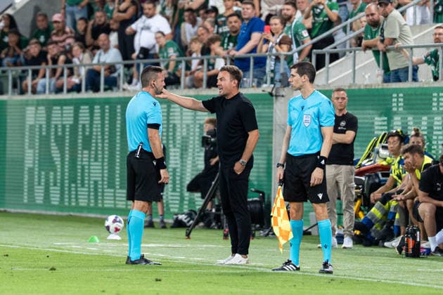 Soccer, UEFA Conference League Qualifying Round: FC St. Gallen 1879 vs. FC Nordsjælland, Thursday, August 27, 2026, Berit Sitter Stadium, St. Gallen, Switzerland Referee Orel Grinfeeld discusses the play with FC St. Gallen coach Enrico Maaßen, Enrico Maaßen, coach, FC St. Gallen Copyright: xValentinxDomgjonix