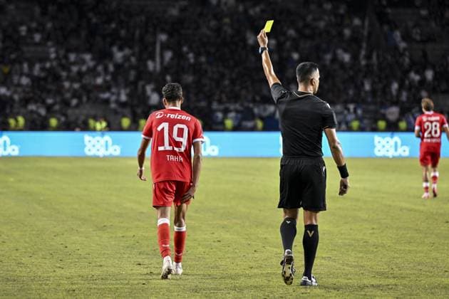 BAKU - (lr) Younes Taha of FC Twente receives a yellow card from referee Rohit Saggi during the UEFA Conference League play-off match between Qarabag FK and FC Twente at the Tofiq Bahramov Republican Stadium on 27 August 2026 in Baku, Azerbaijan. ROMAN ISMAILOV ANP xVIxANPxSportx xxANPxIVx 566388814 originalFilename: 566388814.jpg