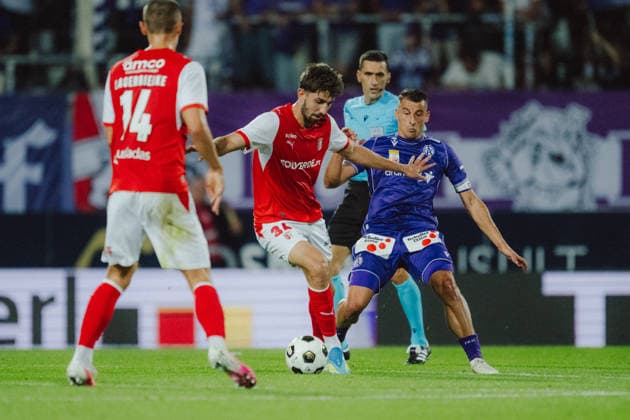 SOCCER - UEFA ECL, A.Wien vs Braga VIENNA,AUSTRIA,27.AUG.26 - SOCCER - UEFA Conference League, play-off, FK Austria Wien vs Sporting Braga. Image shows Demir Ege Tiknaz (Braga) and Manfred Fischer (A.Wien).  GEPAxpictures xAlexanderxSolc