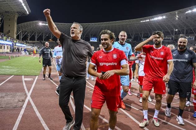 BAKU - (lr) FC Twente coach John van den Brom and Bart van Rooij of FC Twente celebrate the victory after the UEFA Conference League play-off match between Qarabag FK and FC Twente at the Tofiq Bahramov Republican Stadium on 27 August 2026 in Baku, Azerbaijan. ROMAN ISMAILOV ANP xVIxANPxSportx xxANPxIVx 566388877 originalFilename: 566388877.jpg