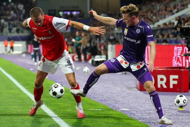 27.August.2026 - SOCCER - 2026 27 UEFA Conference League Play-offs, 2nd Leg, FK Austria Wien vs Sporting Braga Gustaf Lagerbielke (SC Braga) and Johannes Eggestein (Austria Wien) in one-on-one Vienna Franz-Horr-Stadion (Generali-Arena) Vienna Austria Copyright: xYigitxOermex xPsxImagesxYigitxOermex xPsxImagesx