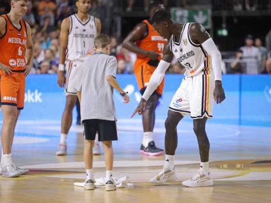 International match: Germany vs. the Netherlands at the Koelnarena World Cup Qualifier International Match World Cup Preparation Here: Dennis Schröder with a child holding a windshield wiper