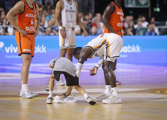 International match: Germany vs. the Netherlands at the Koelnarena World Cup Qualifier International Match World Cup Preparation Here: Dennis Schröder with a child holding a windshield wiper