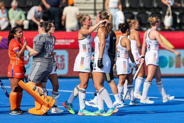 Feldhockey, FIH Hockey World Cup 2026 women, Indien vs. Deutschland Verabschiedung der Mannschaften nach dem Spiel; in der Mitte tröstet Hanna Rothländer (GER 13) Sonja Zimmermann (GER 16) Wavre Belfius Hockey Arena Belgien Copyright: xSusannexBreithauptx