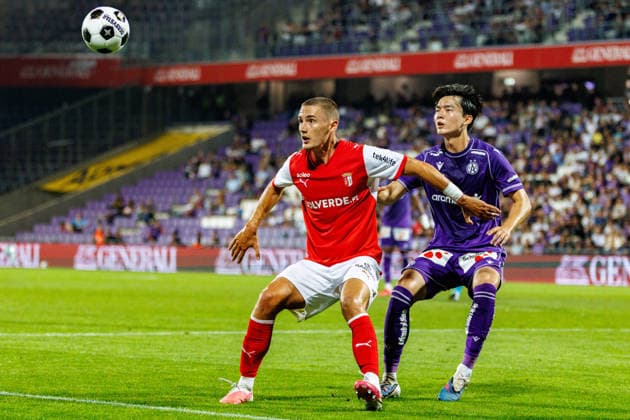 VIENNA, AUSTRIA - 27 AUGUST 2026: Image shows Lagerbielke Gustaf (Braga, 14) and Lee Taeseok (Austria Wien, 17) during UEFA Conference League 2026 27 Play-off Round, Second Leg: FK Austria Wien vs SC Braga at Franz-Horr-Stadion on 27 08 2026 in Vienna, Austria. Austria Copyright: xFröhlichxPascalx