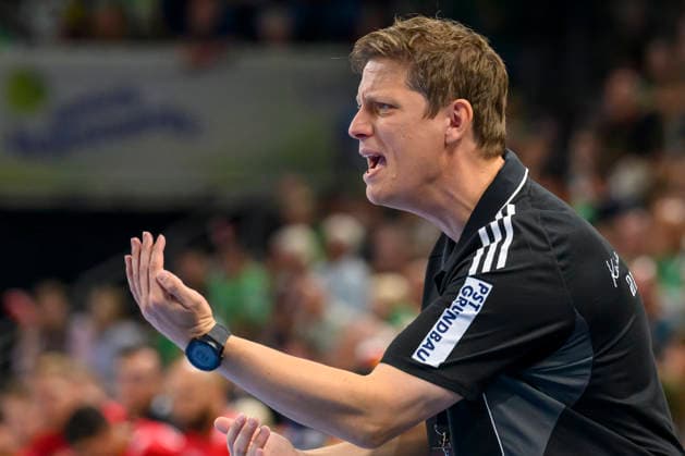 In the photo, from left: Nicolej Krickau, coach; sad, depressed, angry; GER, Berlin; handball; Fuechse Berlin vs. MT Melsungen; at the Max Schmeling Halle; August 27, 2026; Copyright: HMBxMedia UwexKoch