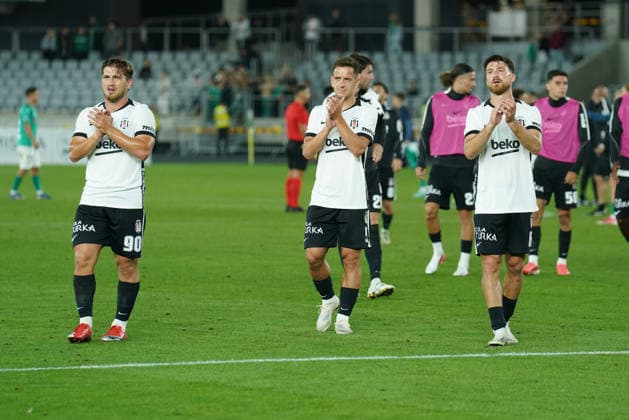 Kauno Zalgiris v Besiktas - UEFA Europa League KAUNAS, LITHUANIA - AUGUST 27: Players of Besiktas greet fans after the UEFA Europa League play-off second-leg match between Kauno Zalgiris and Besiktas at Dariaus ir Gireno Stadium in Kaunas, Lithuania on August 27, 2026. Cemal Yurttas Anadolu Kaunas Lithuania. Editorial use only. Please get in touch for any other usage.  Copyright: x2026xAnadoluxCemalxYurttasx