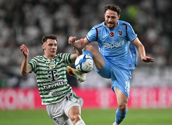 Ferencvaros v Trabzonspor - UEFA Europa League BUDAPEST, HUNGARY - AUGUST 27: Trabzonspor player Mustafa Eskihhellac (R) in action against an opponent during the UEFA Europa League play-off second-leg match between Ferencvaros and Trabzonspor at Groupama Stadium in Budapest, Hungary on August 27, 2026. Hakan Burak Altunoz Anadolu Budapest Hungary. Editorial use only. Please get in touch for any other usage.  Copyright: x2026xAnadoluxHakanxBurakxAltunozx