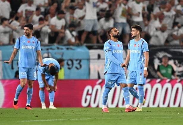 Ferencvaros v Trabzonspor - UEFA Europa League BUDAPEST, HUNGARY - AUGUST 27: Trabzonspor players Mohamed Salah (2nd R) and Ernest Muci (R) react with disappointment after conceding a goal during the UEFA Europa League play-off second-leg match between Ferencvaros and Trabzonspor at Groupama Stadium in Budapest, Hungary on August 27, 2026. Hakan Burak Altunoz Anadolu Budapest Hungary. Editorial use only. Please get in touch for any other usage.  Copyright: x2026xAnadoluxHakanxBurakxAltunozx