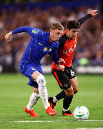 Chelsea gegen Luton Town, 27. August 2026, London, Carabao Cup, zweite Runde: Chelsea gegen Luton Town. Cole Palmer von Chelsea und Liam Walsh von Luton Town. Foto: Jacques Feeney, Offside, London, Großbritannien  Copyright: xJacquesxFeeneyx xOffsidexOffside