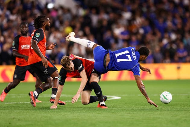 Chelsea v Luton Town 27 August 2026, London - Carabao Cup Second Round - Chelsea v Luton Town - George Johnston of Luton Town trips Morgan Rogers of Chelsea - Photo: Jacques Feeney Offside. London UK *** Chelsea gegen Luton Town, 27. August 2026, London, Carabao Cup, zweite Runde: Chelsea gegen Luton Town – George Johnston von Luton Town bringt Morgan Rogers von Chelsea zu Fall. Foto: Jacques Feeney, Abseits, London, Großbritannien  Copyright: xJacquesxFeeneyx xOffsidexOffside