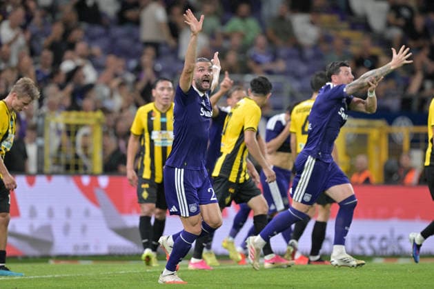 260827 RSC Anderlecht vs Kairat Almaty Leo Petrot (27) of Anderlecht reacts pictured during the play off round - 2nd leg in the 2026-2027 Uefa Europa League season between RSC Anderlecht and Kairat Almaty on August 27 , 2026 in Anderlecht, Belgium. (Photo by David Catry Isosport) Anderlecht Belgium  Copyright: xDavidxCatryx 20260827DC2_8020