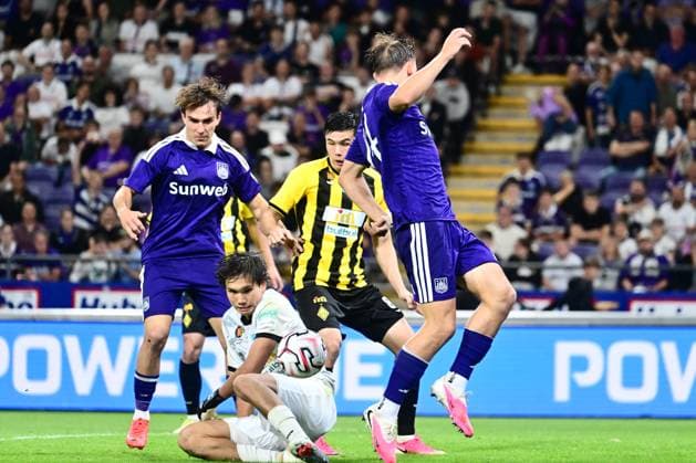 RSC Anderlecht v Kairat Almaty - UEFA Europa League ANDERLECHT, BELGIUM - AUGUST 27 : Sikan Danylo forward of RSC Anderlecht, Kalmurza Sherkhan Goalkeeper of Kairat Almaty in action during the UEFA Europa League 2026 27 play-off round second leg between RSC Anderlecht and Kairat Almaty on August 27, 2026 in Anderlecht, Belgium, 27 08 2026 Anderlecht Belgium  Copyright: xPeterxDexVoechtx