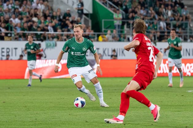 Soccer, UEFA Conference League Qualifying Round: FC St. Gallen 1879 vs. FC Nordsjælland, Thursday, August 27, 2026, Berit Sitter Stadium, St. Gallen, Switzerland; Lukas Daschner 10, FC St. Gallen; Juho Lähteenmäki, Juho Laehteenmaeki 25, FC Nordsjaelland Copyright: xValentinxDomgjonix