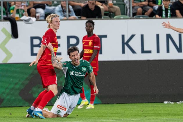 Soccer, UEFA Conference League Qualifying Round: FC St. Gallen 1879 vs. FC Nordsjaelland, Thursday, August 27, 2026, Berit Sitter Stadium, St. Gallen, Switzerland Hugo Vandermersch (28), FC St. Gallen, is fouled by Runar Norheim (23), FC Nordsjaelland Copyright: xValentinxDomgjonix