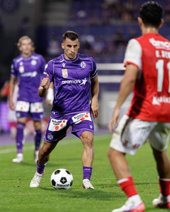 SOCCER - UEFA ECL, A.Wien vs Braga VIENNA,AUSTRIA,27.AUG.26 - SOCCER - UEFA Conference League, play-off, FK Austria Wien vs Sporting Braga. Image shows Manfred Fischer (A.Wien) and Gabriel Silva (Braga).  GEPAxpictures xArminxRauthner