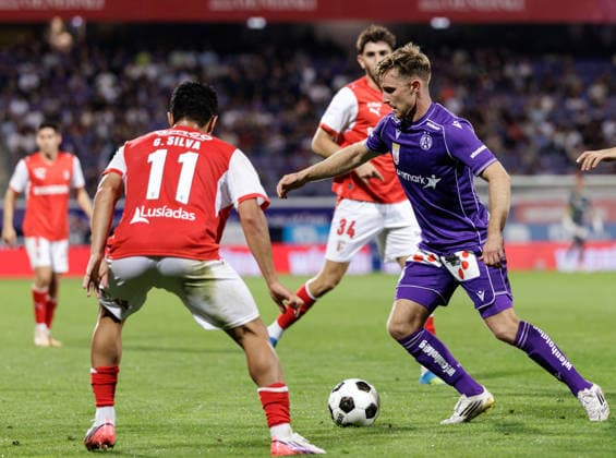 SOCCER - UEFA ECL, A.Wien vs Braga VIENNA,AUSTRIA,27.AUG.26 - SOCCER - UEFA Conference League, play-off, FK Austria Wien vs Sporting Braga. Image shows Gabriel Silva, Demir Ege Tiknaz (Braga) and Johannes Eggestein (A.Wien).  GEPAxpictures xArminxRauthner