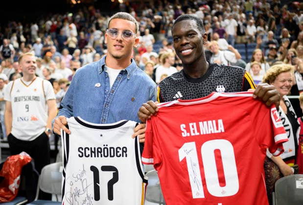 l r Said El Mala (1. FC Köln) and Dennis Schröder (Germany) exchange jerseys during the men s FIBA World Cup qualifying game, Second Round Group K, Germany vs. Netherlands, on August 27, 2026, at the LanxessArena in Cologne, Germany