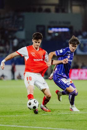 SOCCER - UEFA ECL, A.Wien vs Braga VIENNA,AUSTRIA,27.AUG.26 - SOCCER - UEFA Conference League, play-off, FK Austria Wien vs Sporting Braga. Image shows Pau Victor (Braga) and Sanel Saljic (A.Wien).  GEPAxpictures xAlexanderxSolc