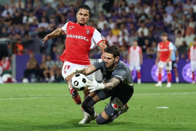 27.August.2026 - SOCCER - 2026 27 UEFA Conference League Play-offs, 2nd Leg, FK Austria Wien vs Sporting Braga Gabriel Silva (SC Braga) and Samuel Radlinger (Austria Wien) in one-on-one Vienna Franz-Horr-Stadion (Generali-Arena) Vienna Austria Copyright: xYigitxOermex xPsxImagesxYigitxOermex xPsxImagesx