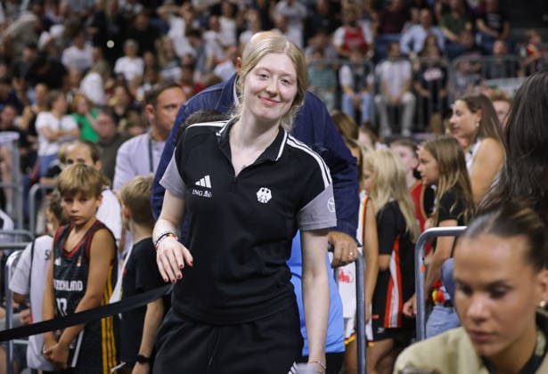 International match: Germany vs. the Netherlands at the Kölnarena—World Cup qualifier, international match, World Cup preparation. Here, women’s national team player Frieda Bühner is a guest at the men’s match.