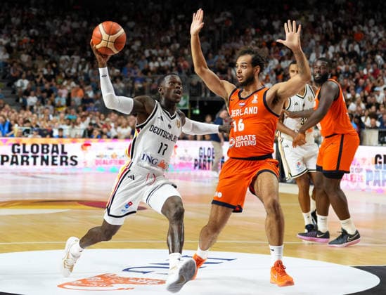 Dennis Schroder (Deutschland, 17) zieht gegen Troy Koehler (Niederlande, 16) zum Korb. GER, Deutschland vs Niederlande, Basketball, Länderspiel, World Cup European Qualifiers, LANXESS arena, Köln, 27.08.2026 Foto: HMB Media Scott W. Coleman Köln LANXESS arena Nordrhein-Westfalen GER Copyright: xScottxW.xColemanx