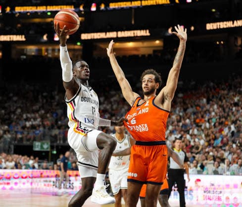 Dennis Schroder (Deutschland, 17) zieht gegen Troy Koehler (Niederlande, 16) zum Korb. GER, Deutschland vs Niederlande, Basketball, Länderspiel, World Cup European Qualifiers, LANXESS arena, Köln, 27.08.2026 Foto: HMB Media Scott W. Coleman Köln LANXESS arena Nordrhein-Westfalen GER Copyright: xScottxW.xColemanx