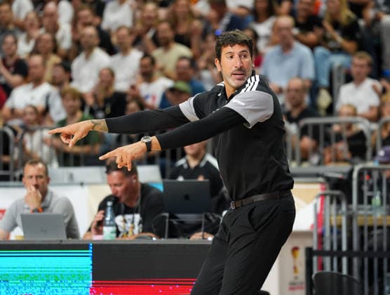 Alex Mumbru (Deutschland, Cheftrainer) gestikuliert. GER, Deutschland vs Niederlande, Basketball, Länderspiel, World Cup European Qualifiers, LANXESS arena, Köln, 27.08.2026 Foto: HMB Media Scott W. Coleman Köln LANXESS arena Nordrhein-Westfalen GER Copyright: xScottxW.xColemanx